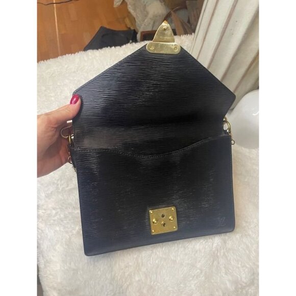 Preloved Louis Vuitton Black Epi Leather Sac Biface Crossbody – Timeless Eleganc - Picture 4 of 8